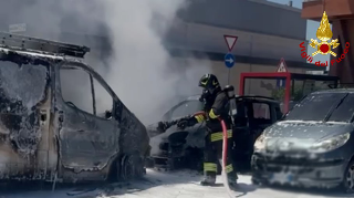 Montemarciano – Furgone a fuoco nel parcheggio del supermercato, coinvolte due auto